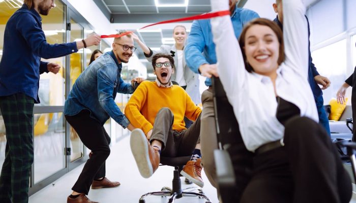 Zapomeňte na chlebíčky v zasedačce. 5 trendů, které vaši firemní párty vystřelí do jiné galaxie